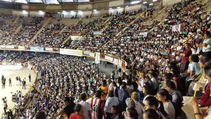 Missa da Unidade reuniu milhares de catlicos no Mineirinho nesta quinta-feiraEdsio Ferreira/EM/DA Press