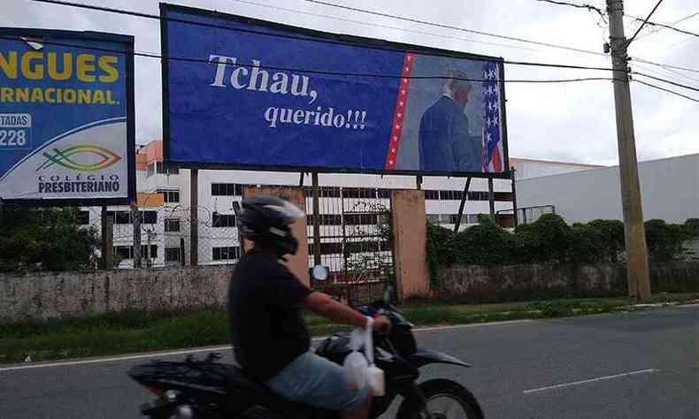 'Tchau, querido! Trump derrotado, saindo pela direita'; outdoor provoca trumpistas em Governador Valadares(foto: Tim Filho/Especial para o EM)