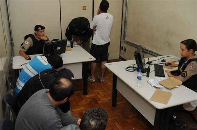 Presos que foram encaminhados para o Detran de Belo Horizonte(foto: Paulo Filgueiras/EM DA Press)