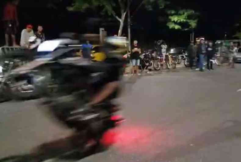 Alta velocidade e manobras arriscadas: motociclistas disputavam corrida em plena avenida Abraho Caram, na Pampulha(foto: Twitter/reproduo)