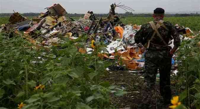 Soldado separatista observa destroos do avio que caiu em territrio ucraniano em disputa(foto: REUTERS/Maxim Zmeyev)