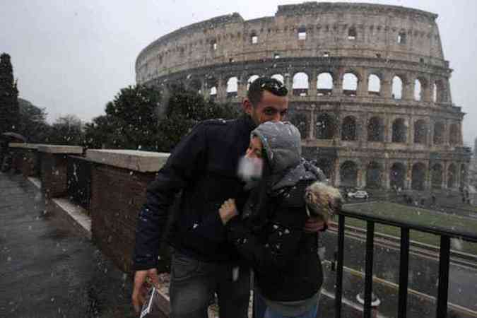 Neve provocou o fechamento do Coliseu, frente fria na Europa causou transtornos e mortes (foto: GABRIEL BOUYS / AFP)