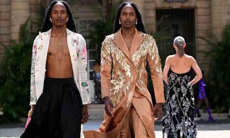 Modelos masculinos no desfile de Rahul Mishra na Semana de Paris