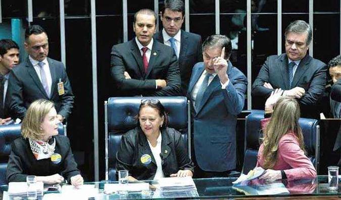 Presidente da Casa, Eunício Oliveira tenta convencer as senadoras Gleisi Hoffman, Fátima Bezerra e Vanessa Grazziotin a liberar a Mesa (foto: Lula Marques/Agência PT)