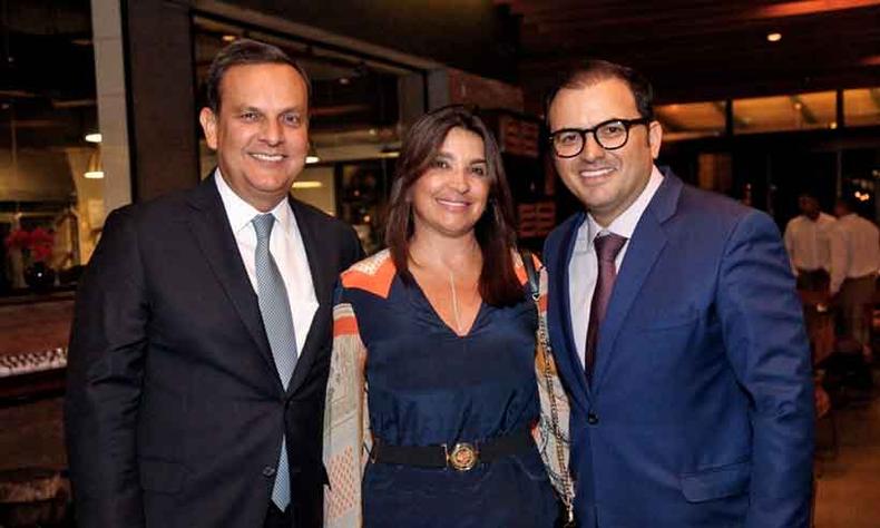 Em encontro no Hotel Fasano, os advogados Ricardo Maneira, presidente da Comissão de Direito Tributário da OAB, Rosara Oliveira Maneira e Marcus Vinicius Furtado Coelho, ex-presidente da OAB nacional(foto: R. Guerra/Divulgação) Em encontro no Hotel Fasano, os advogados Ricardo Maneira, presidente da Comissão de Direito Tributário da OAB, Rosara Oliveira Maneira e Marcus Vinicius Furtado Coelho, ex-presidente da OAB nacional(foto: R. Guerra/Divulgação)