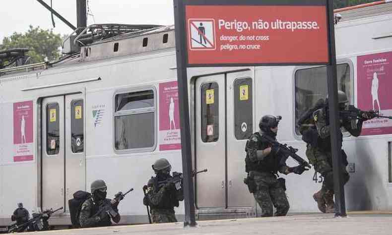 Cerca de 500 pessoas participaram de uma simulação de atentado em estação de trem no Rio de Janeiro, ontem (foto: Christophe Simon/AFP )