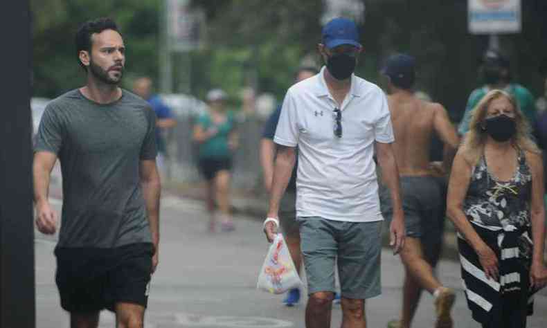 Muitas pessoas ainda insistem em no usar a mscara(foto: Leandro Couri/EM/D.A Press)