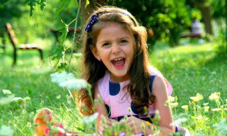(foto: Pixabay) Menina em campo de flores