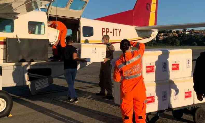 Aeronaves do estado levaram 57% das doses da CoronaVac que chegaram em Minas(foto: Divulgação/Corpo de Bombeiros)