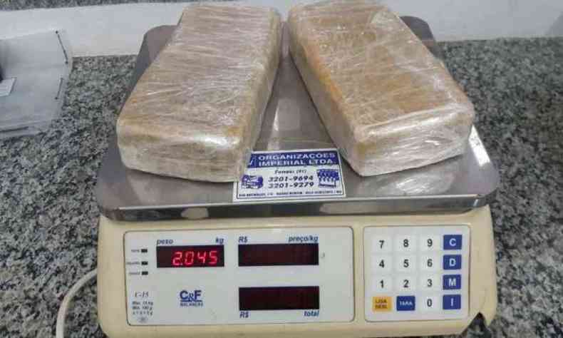 Dois quilos de pasta base de cocina encontrada na bagagem da passageira(foto: Divulgao/PRF)