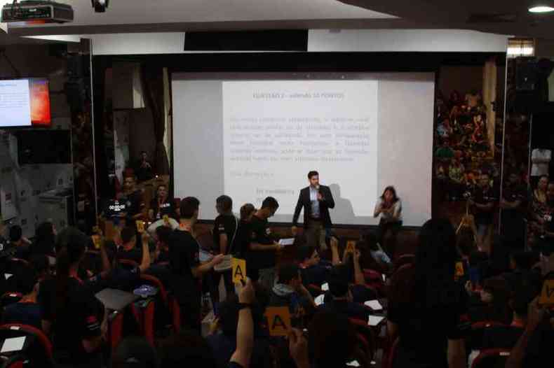 Estudantes respondem a questes do Campeonato Estadual de Matemtica(foto: Edsio Ferreira/EM/D.A.Press)