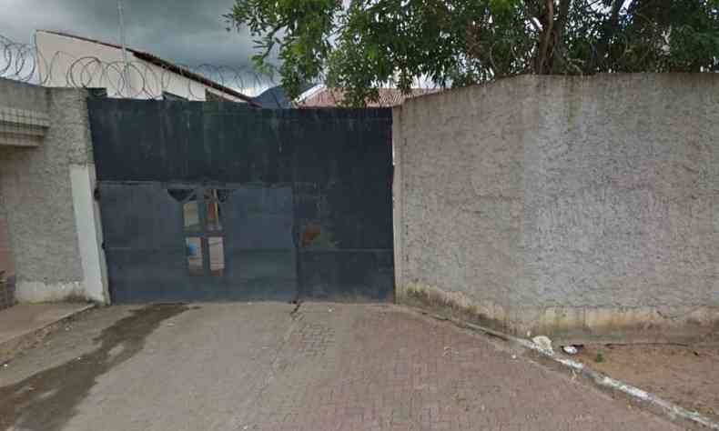 Porta do presdio de Governador Valadares, onde aconteceu o crime(foto: Reproduo/Google Street View)