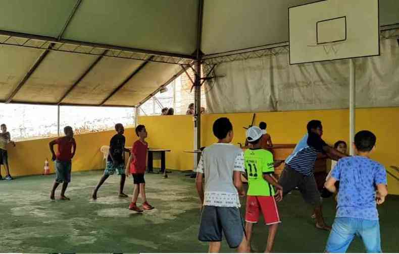 As oficinas de basquete so a atrao esportiva principal do Grupo Escola Amizade e Amor, parado desde o incio da pandemia(foto: GEAA/Divulgao)