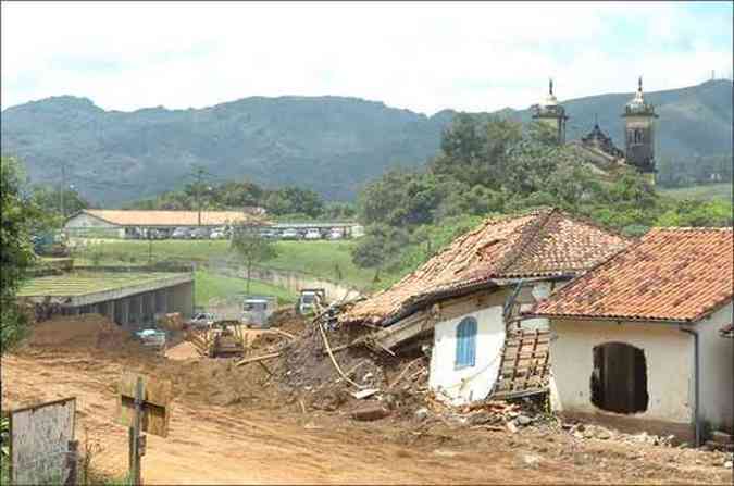 Ouro Preto - Mquinas removem terra que desceu da encosta perto da rodoviria. Turismo foi o setor mais afetado na cidade(foto: Jackson Romanelli/EM/D.A Press)