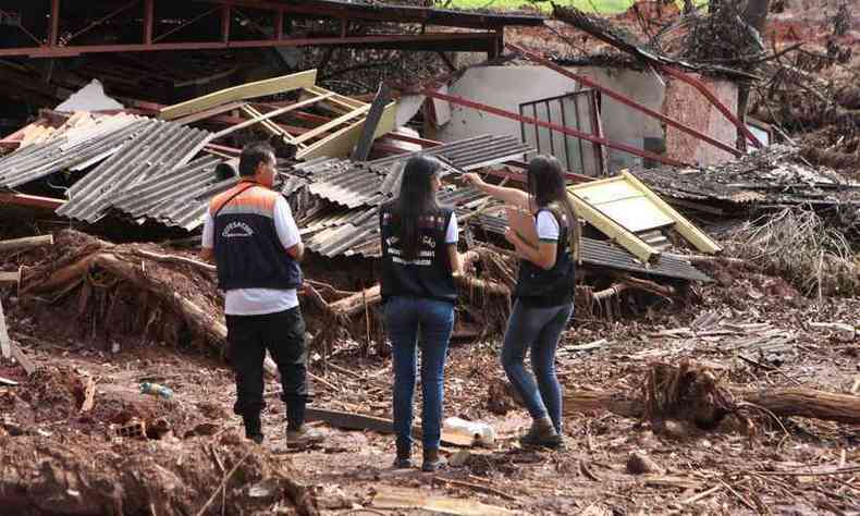 Defesa Civil vistoria imveis atingidos pela lama do rompimento da barragem da mineradora Vale, em Crrego do Feijo(foto: Edesio Ferreira/EM/D.A Press)