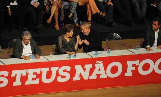 Na mesa, o governador Fernando Pimentel, os presidentes Pepe Mujica, do Uruguai, e Dilma Rousseff e o ex-presidente Lula: militncia conclamada a 'andar de cabea erguida'(foto: Juarez Rodrigues/EM/D.A Press)