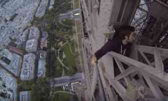 James Kingston, de 25 anos, escalou os 300 metros da Torre Eiffel sem equipamento de segurana(foto: Reproduo Youtube)