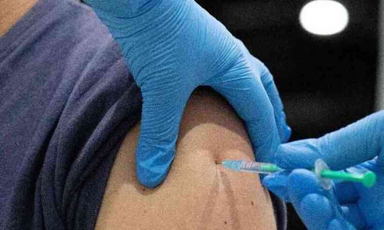Pessoas de 34 e 33 anos sero vacinadas na prxima semana em BH(foto: THOMAS KIENZLE / AFP)