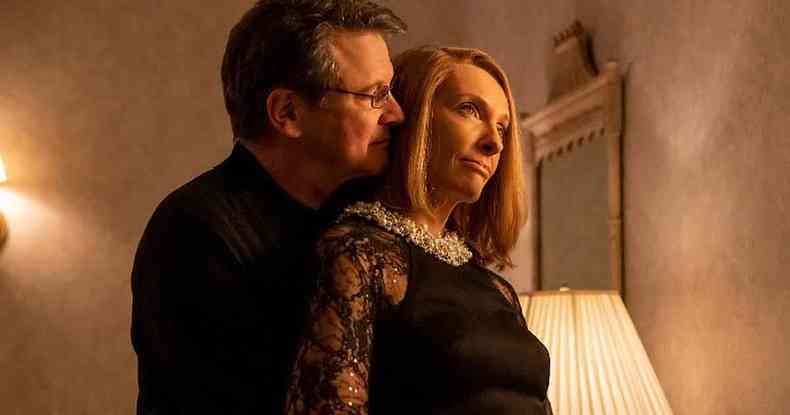 Colin Firth e Toni Collette abraados em cena da srie A escada