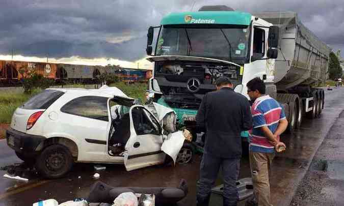Num dos desastres no estado, carreta invadiu a contramo em Araguari e atingiu um carro: o motorista escapou, mas ficou gravemente ferido(foto: CBBM/DIVULGAO))