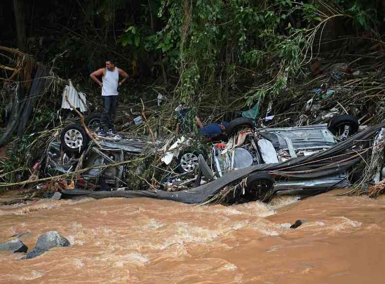 Carros mergulhados no rio