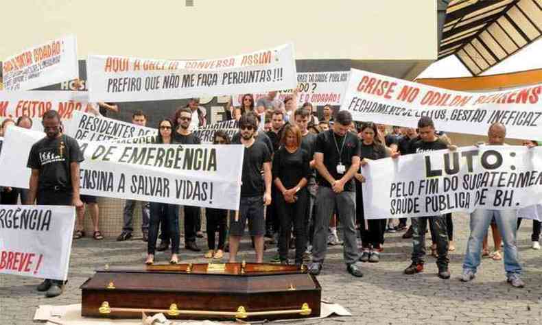 Funcionrios fizeram um protesto contra a transferncia do setor de emergncia do Hospital Odilon Behrens no ltimo domingo(foto: Jair Amaral/EM/D.A Press)