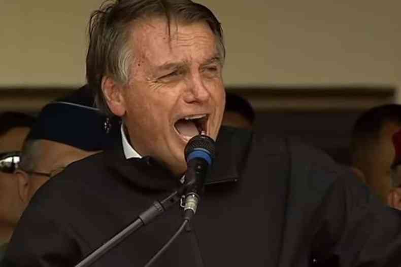 Jair Bolsonaro (PL) fala em microfone