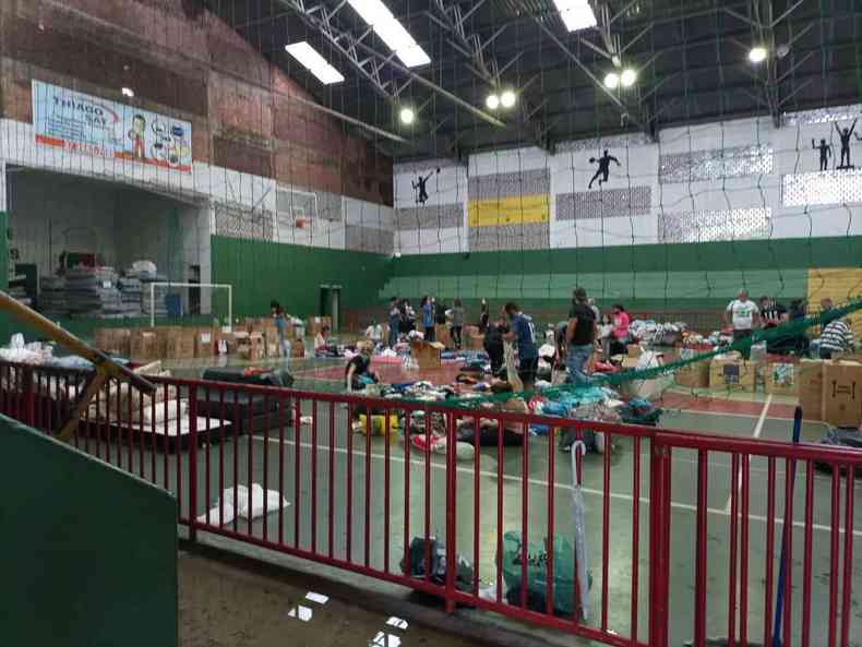 Donativos para desalojados de Itana recolhidos no Poliesportivo JK