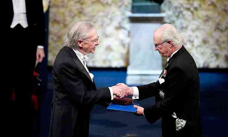 Peter Handke (E) recebe o Prmio Nobel de Literatura das mos do rei Carl XVI Gustaf, em Estocolmo(foto: JONATHAN NACKSTRAND/AFP)
