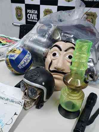 Entre os objetos apreendidos, mscara usada por assaltantes La casa de papel(foto: Divulgao)