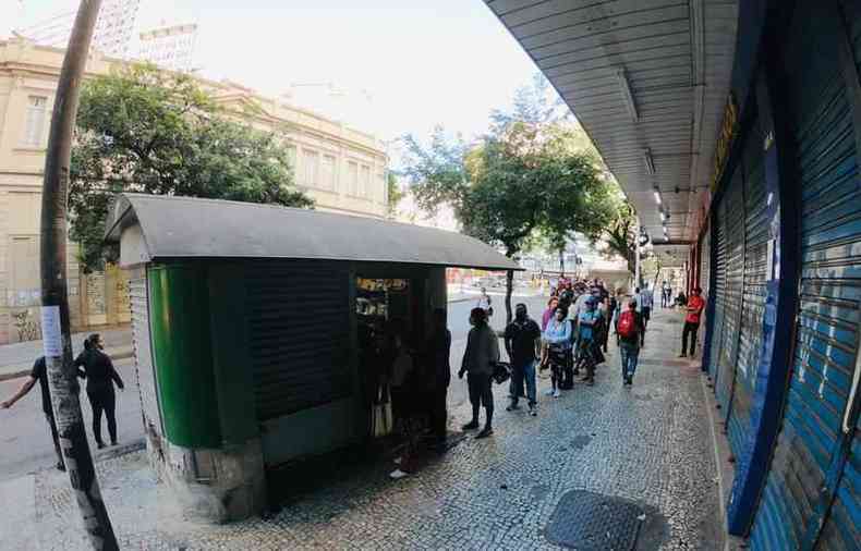 Outra fila se formou para fazer a cpia da documentao exigida ao beneficirio(foto: Edsio Ferreira/EM/DA PRESS)