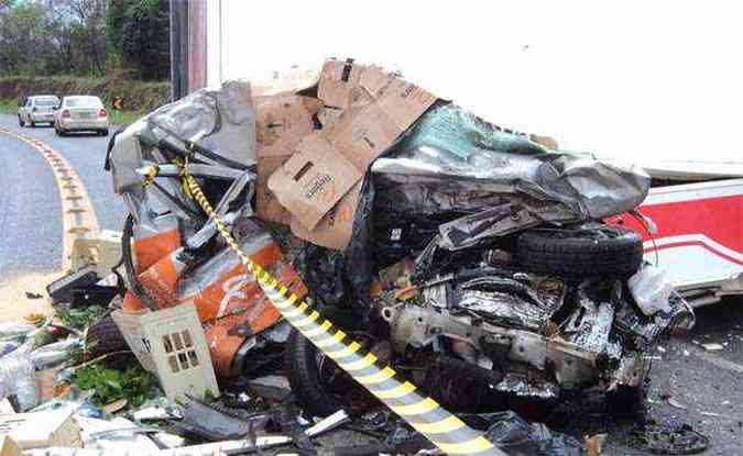 O Fiat Uno ficou esmagado entre dois caminhes e ficou completamente destrudo(foto: Glaudson Rodrigues/Ultimas Notcias)