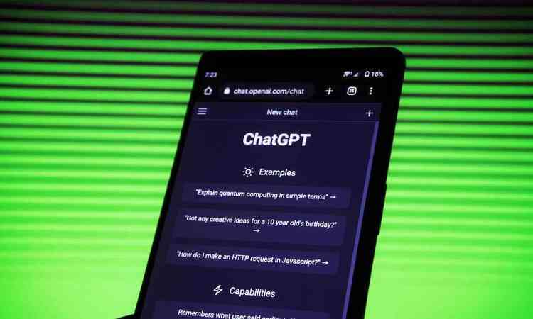 Tela de celular exibe app do ChatGPT