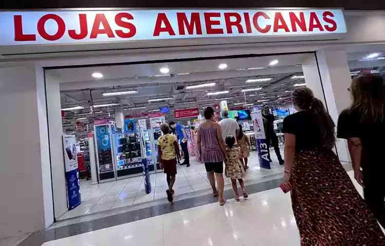 Consumidores entrando em uma unidade das Lojas Americanas