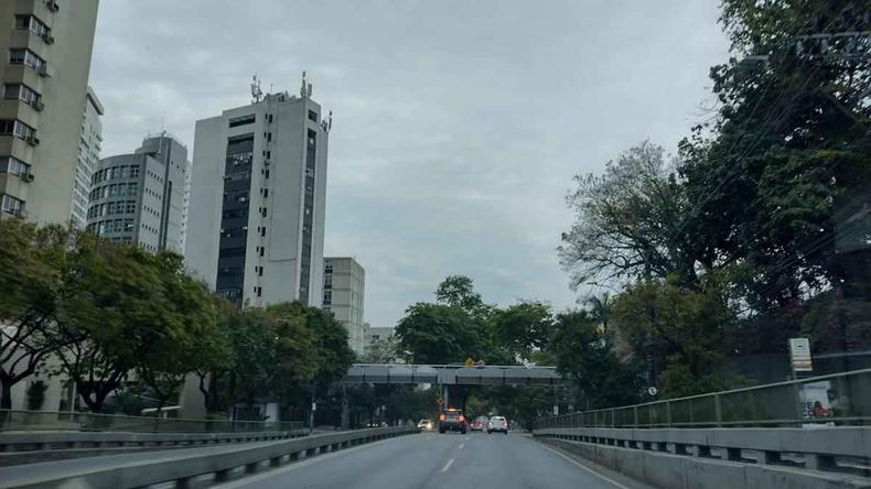 Tempo nublado e possibilidade de pancadas de chuva em Belo Horizonte segundo a Defesa Civil avenida do contorno nuvens trincheira contorno