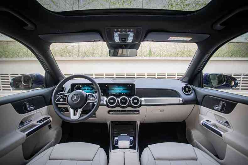 Interior tem sofisticao no acabamento e muita tecnologia(foto: Mercedes benz/divulgao)