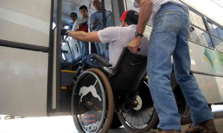 pessoa em cadeira de rodas