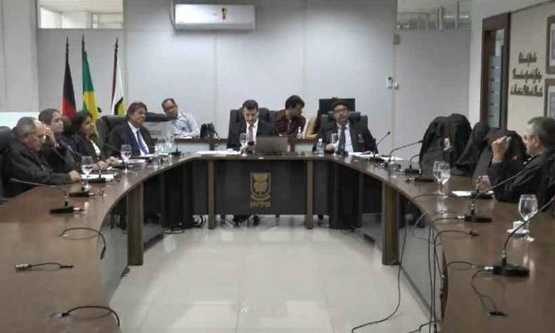 Corregedor-geral e procuradores do MP da Paraíba criticaram recomendação da Promotoria de Justiça sobre banheiros para alunos transgênero(foto: YouTube/Reprodução) Mesa com o símbolo do MPPB ao centro. Sentados à mesa, estão Procuradores de Justiça do MPPB e o Corregedor-Geral