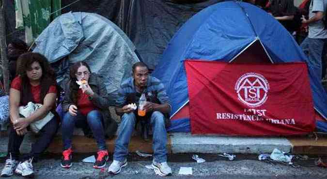 Membros do MTST acampados na Cmara Municipal pressionam vereadores(foto: REUTERS/Chico Ferreira)