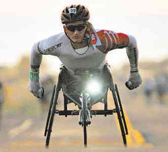 Cadeirante em competio: suporte percebido comosubstitutodas pernas(foto: HUGH GENTRY/REUTERS - 14/10/12)