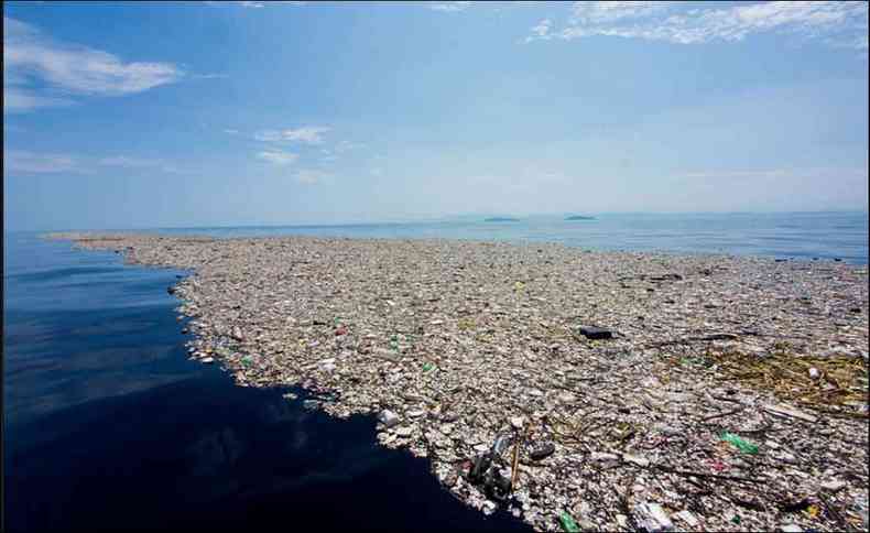 Resduos de plstico formaram uma ''ilha'' no Oceano Pacfico, expondo a catstrofe ambiental provocada pelo despejo inadequado dos produtos(foto: Reproduo )