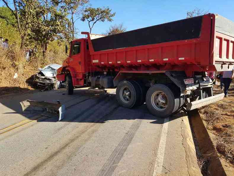 Coliso frontal entre um caminho e um veculo de passeio na Chcara Cata Vento, Sete Lagoas(foto: Corpo de Bombeiros/Divulgao)