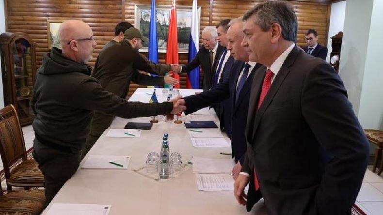 Negociações ocorreram na Belarus(foto: Reuters) Negociadores de Ucrânia e Rússia se cumprimentam