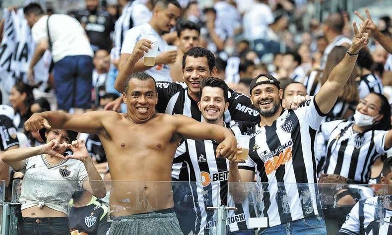 na torcida do galo o torcedor imitando o Hulk