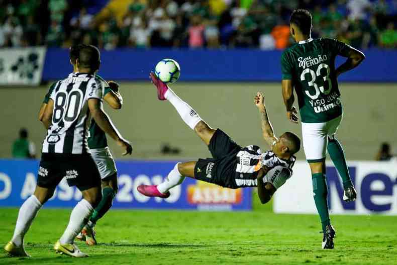 Substituto de Ricardo Oliveira, Alerrandro mandou uma bola no travesso, mas voltou a ter atuao apagada(foto: BRUNO CANTINI/ATLTICO/DIVULGAO)