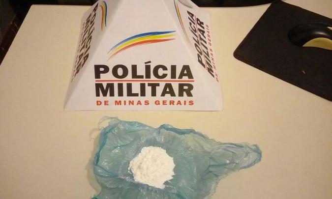 Entre os materiais apreendidos está uma porção de cocaína(foto: PM/Divulgação) Entre os materiais apreendidos está uma porção de cocaína(foto: PM/Divulgação)