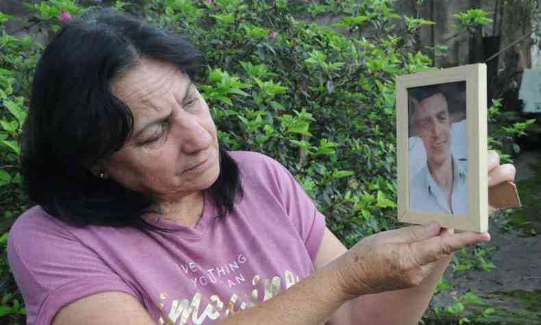 Arlete de Souza Silva, de 56 anos, perdeu o filho, Vagner, j identificado, mas lamenta ter de enterrar segmento de corpo (foto: Paulo Filgueiras/EM/D.A Press)
