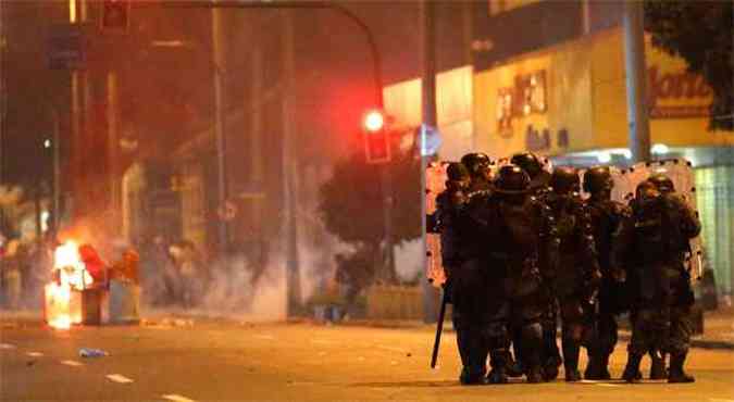 Policiais do Bope enfrentam manifestantes no Rio de Janeiro, dezenas de outras cidades tiveram protestos nesta quinta-feira(foto: REUTERS/Sergio Moraes )