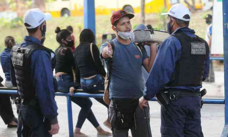 Baleiro foi advertido pela guarda por estar sem mscara enquanto fumava(foto: Leandro Couri/EM/D. A. Press)