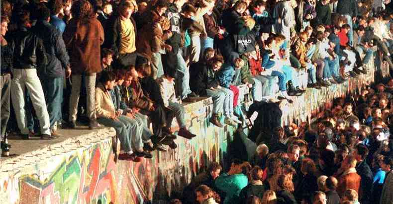 Em 9 de novembro de 1989, milhares de alemes se concentraram no muro que foi derrubado h extos 30 anos(foto: Germany OUT/AFP)